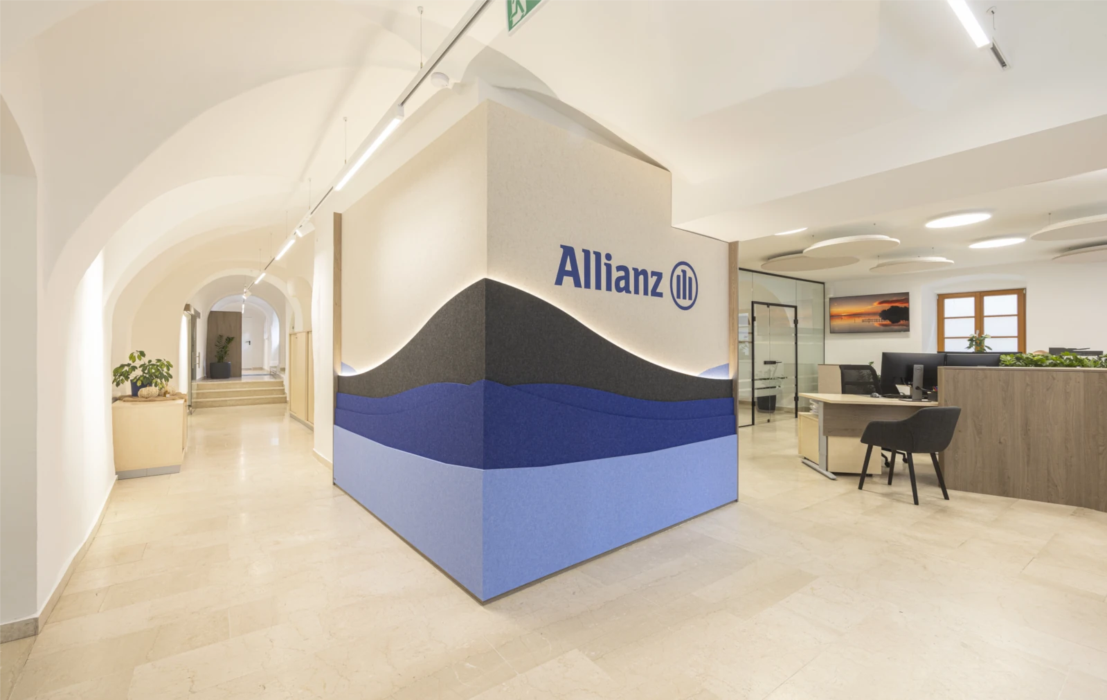 Akustik-Wandgestaltung im Allianz-CI mit Wellen aus Filz, Allianz Agentur Horn